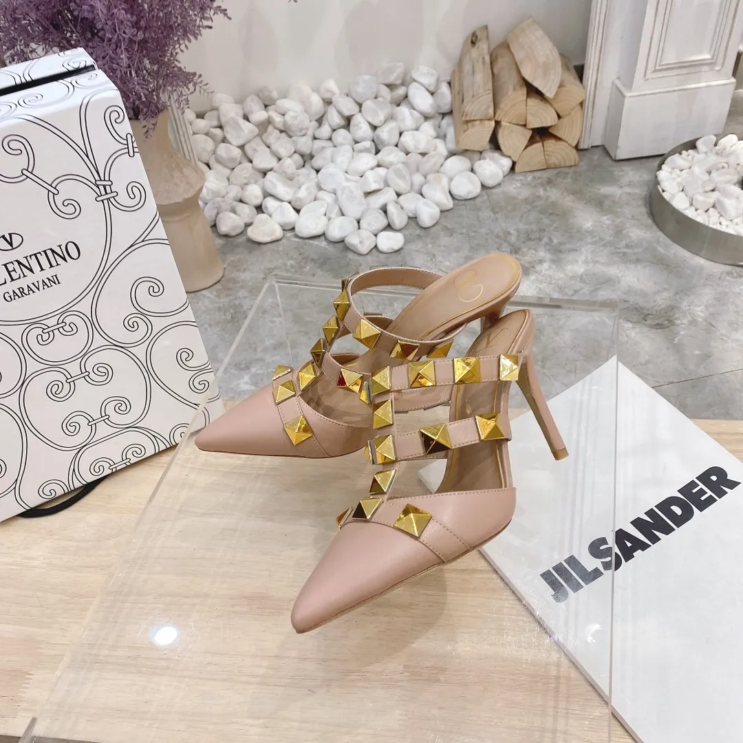 👟👟Ex-factory price 400👟👟 Genuine leather sole +40 (buckle style +10) Valentino Spring and summer new rivet shoes are new☑️ —————————————— The latest golden big rivet elements are full of high-end! Extremely fashionable Heel height: 9.5cm Upper: Matt sheepskin Lining: Sheepskin lining Outsole: Italian genuine leather outsole, rubber sole optional Color: Two styles with 8 colors available Code number: 34-41 (34 and 42 are custom-made and non-returnable) Buckle style: +10 Slippers style:
